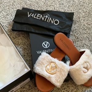 SÚPER SALE Original Valentino Faux Fur Sandals